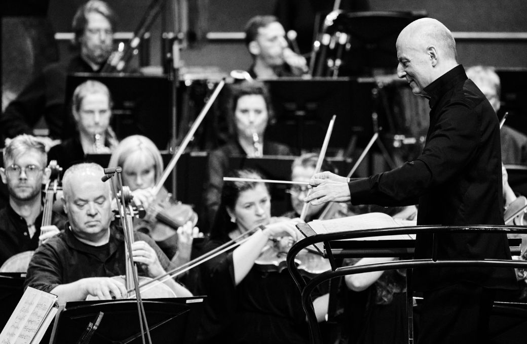 Paavo Järvi conducts the Estonian Festival Orchestra at the Pärnu Festival © Kaupo Kikkas