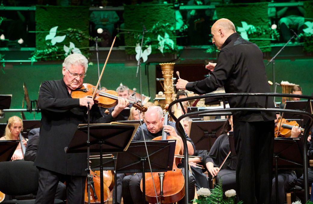 J&auml;rvi performs with Pinchas Zukerman at the 2023 P&auml;rnu Festival &copy; Kaupo Kikkas