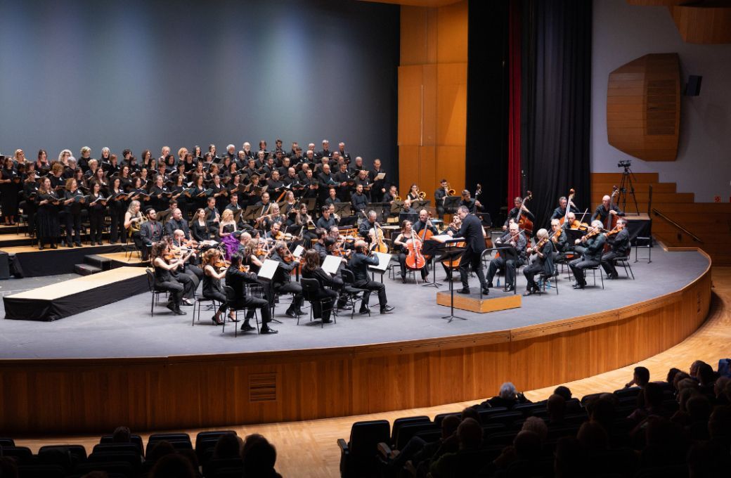 Carlos Mena al frente de la Orquesta Sinf&oacute;nica de Galicia y el Coro de la OSG &copy; Orquesta Sinf&oacute;nica de Galicia
