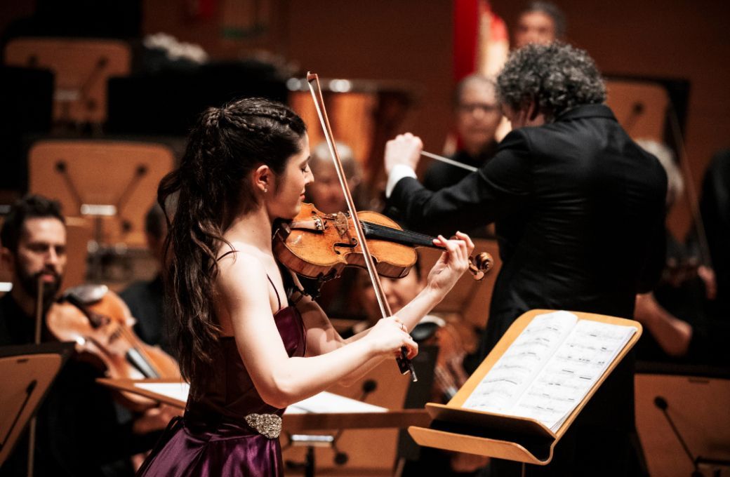 Color and flash at Disney Hall in Gabriela Oritz' Violin Concerto ...