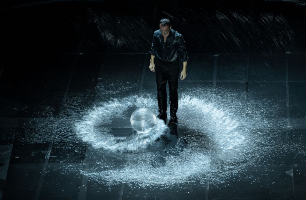 Dimitris Papaioannou dans <i>Ink</i> © Julian Mommert