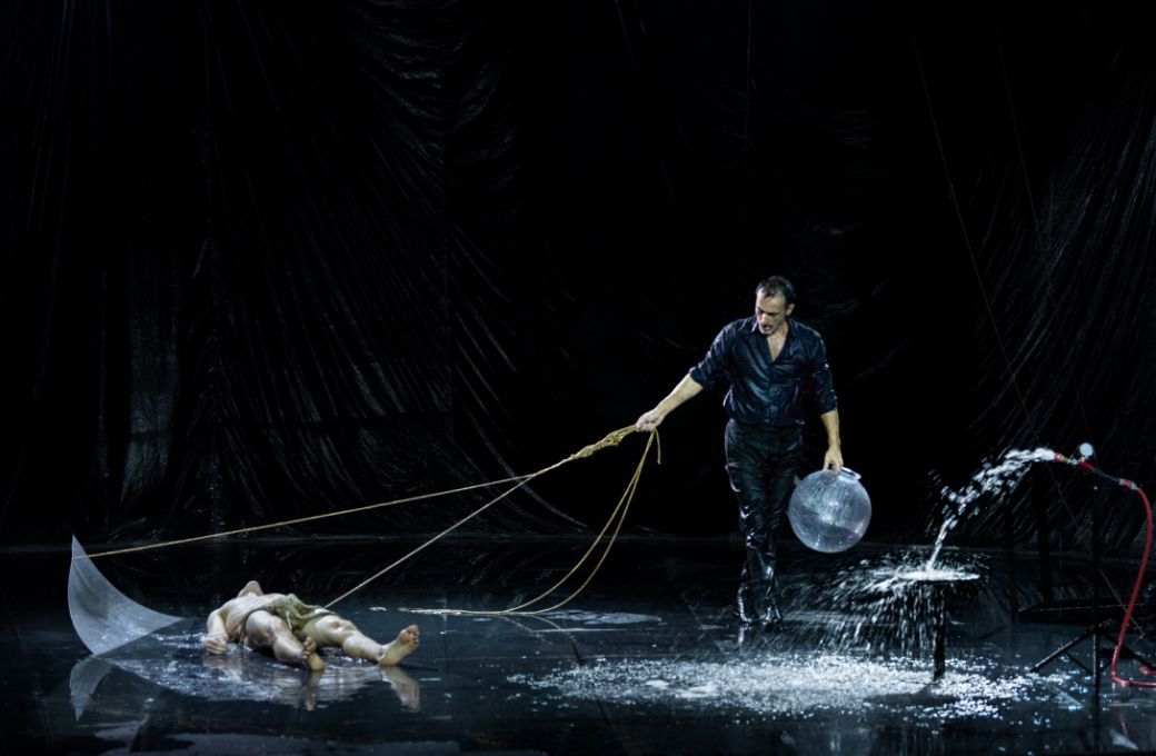 Dimitris Papaioannou et &Scaron;uka Horn dans <i>Ink</i> &copy; Julian Mommert