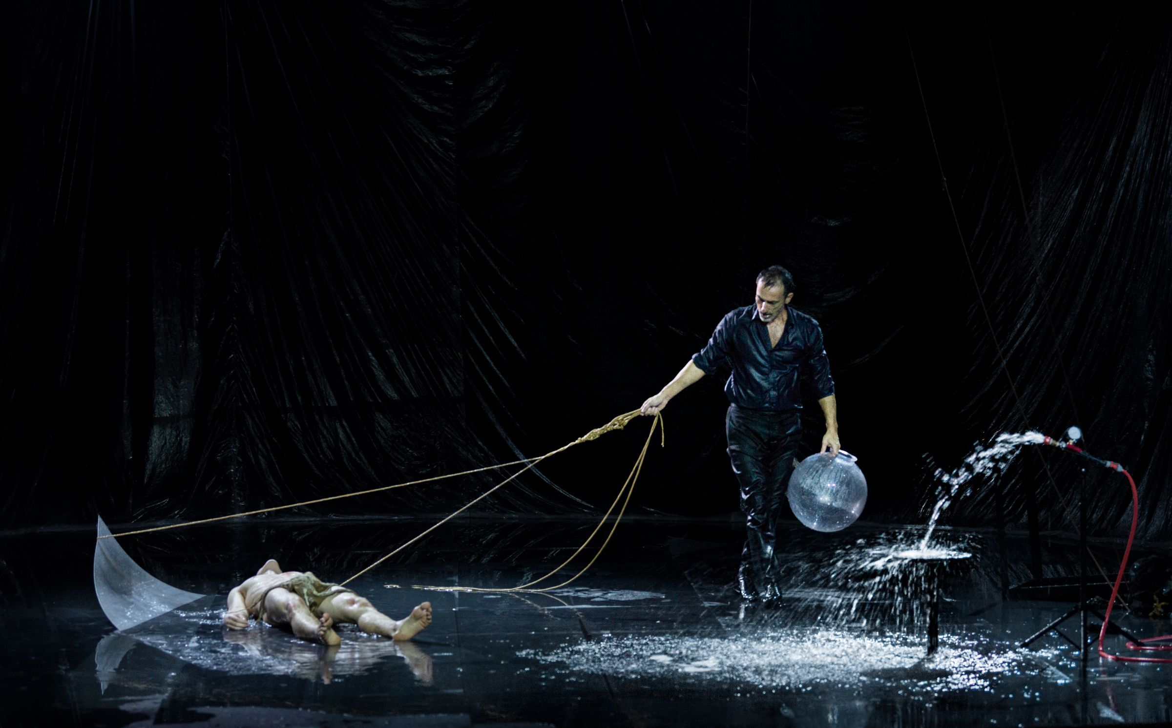 Dimitris Papaioannou et Šuka Horn dans <i>Ink</i> &copy; Julian Mommert
