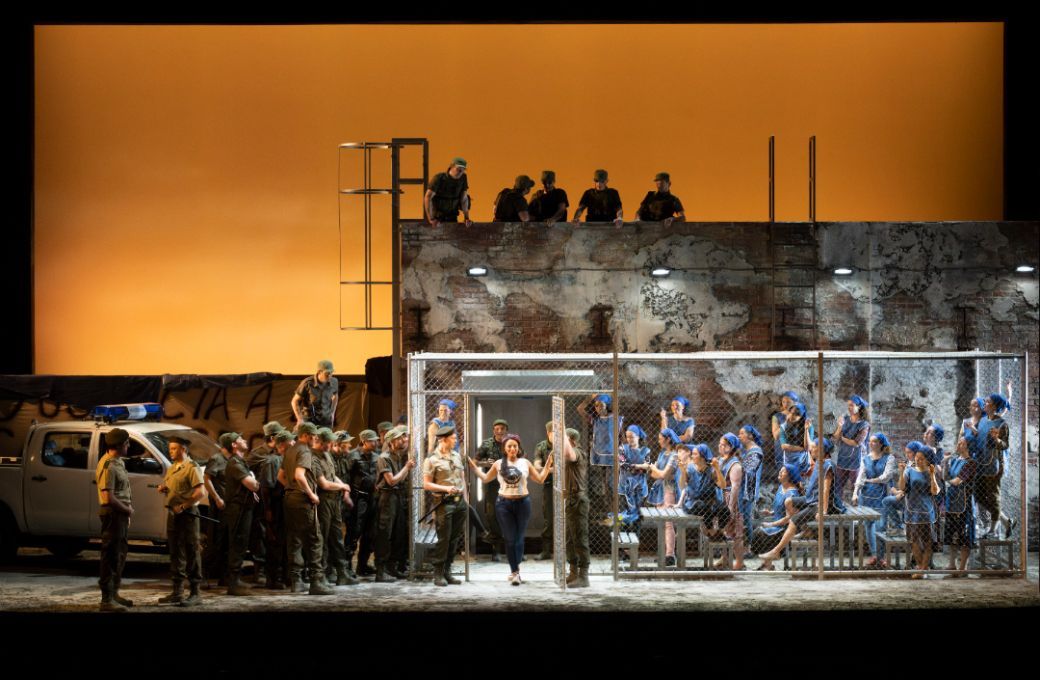 Rihab Chaieb (Carmen) and Glyndebourne Chorus &copy; Glyndebourne Productions | Richard Hubert Smith