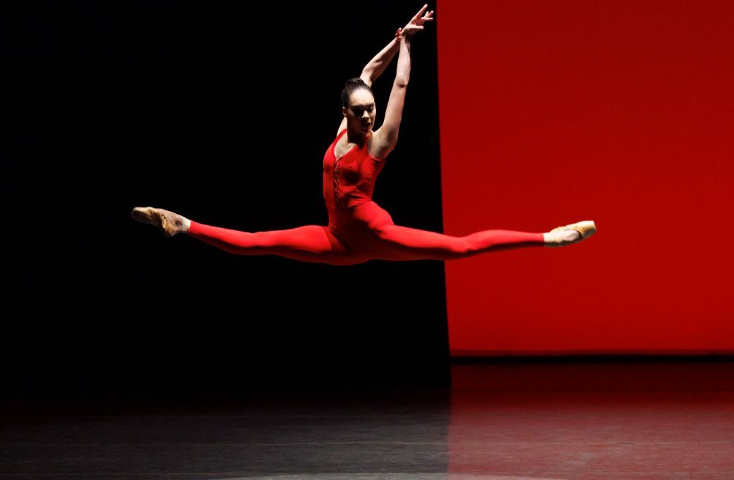 Mira Nadon in Ulysses Dove's <i>Red Angels</i> © Erin Baiano