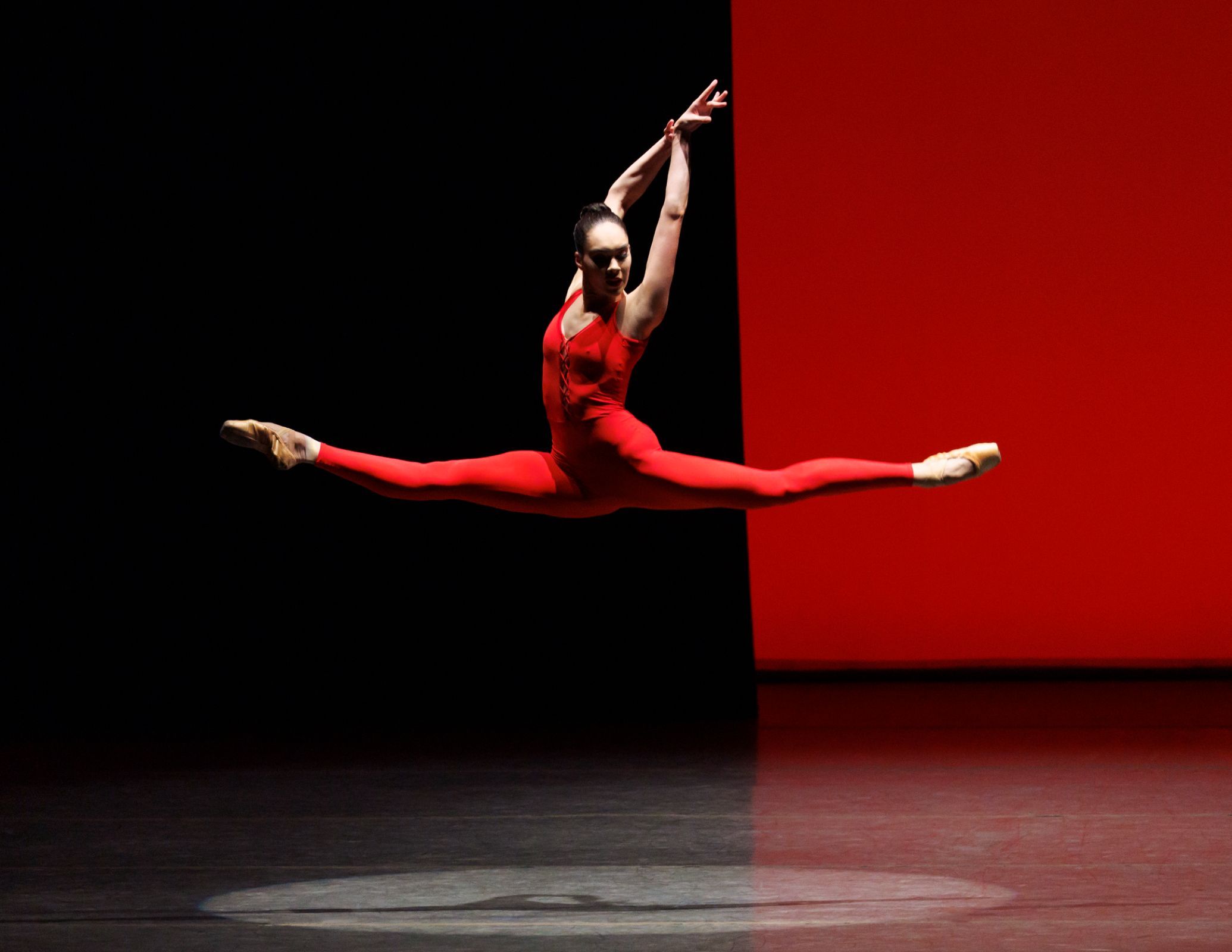Mira Nadon in Ulysses Dove's <i>Red Angels</i> © Erin Baiano