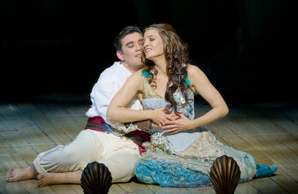 Hiroshi Amako (Ferdinand) und Kate Lindsey (Miranda) &copy; Wiener Staatsoper | Michael P&ouml;hn