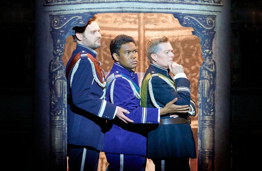 Daniel Jenz (Antonio), Michael Arivony (Sebastian) und Toby Spence (K&ouml;nig von Neapel) &copy; Wiener Staatsoper | Michael P&ouml;hn