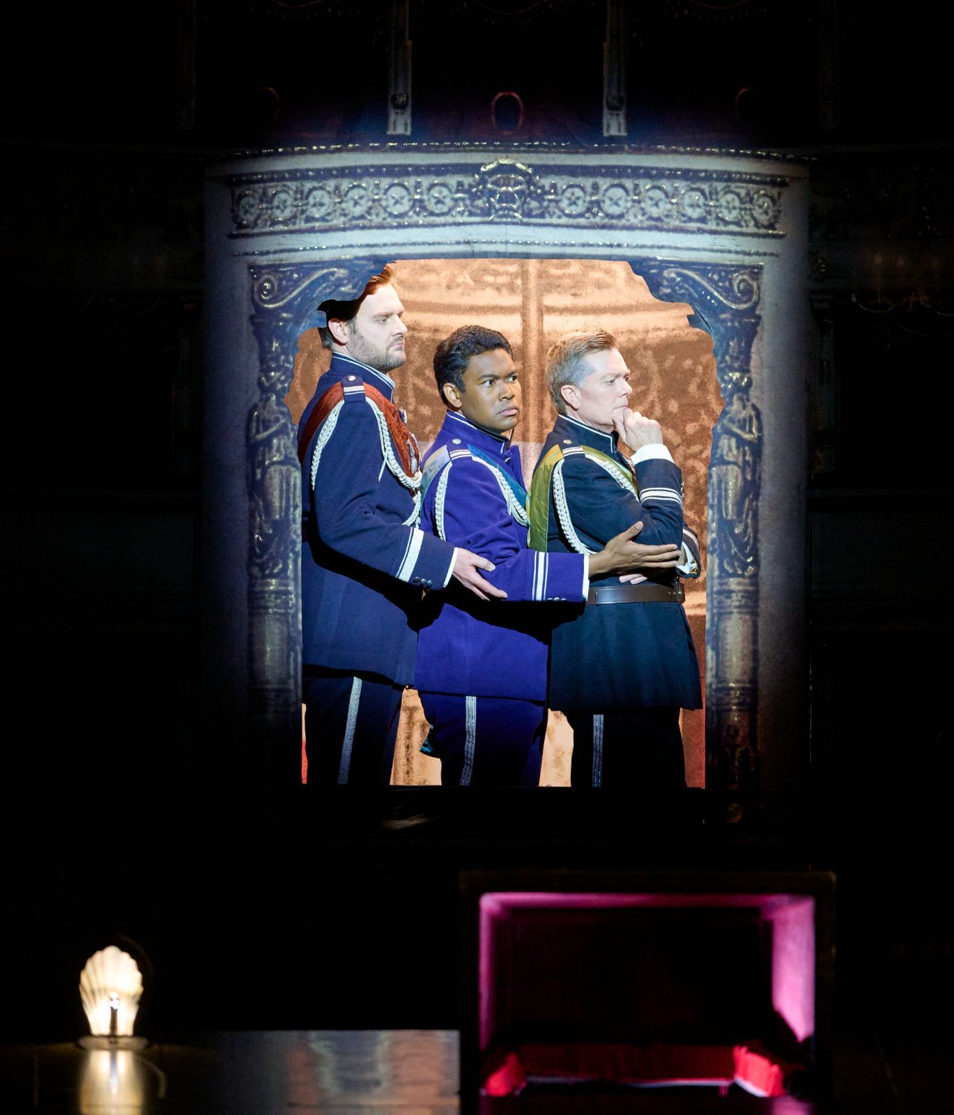 Daniel Jenz (Antonio), Michael Arivony (Sebastian) und Toby Spence (König von Neapel) &copy; Wiener Staatsoper | Michael Pöhn