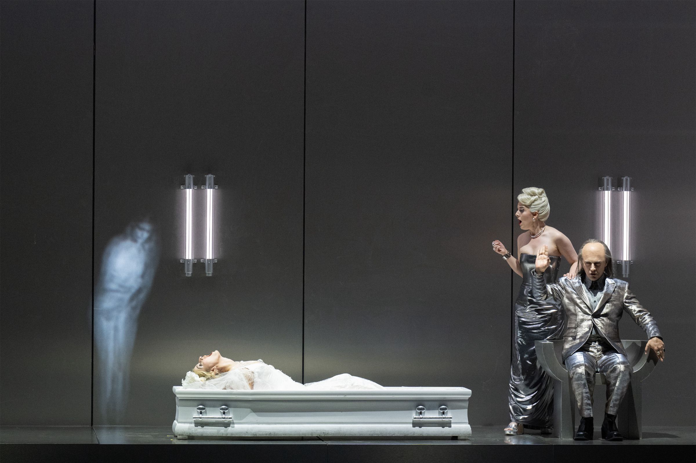 Miriam Kutrowatz (Euridice), Simone McIntosh (Proserpina) und Mirco Palazzi (Plutone) &copy; Monika Rittershaus
