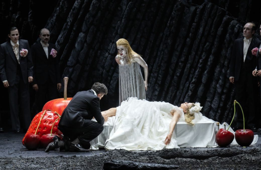 Krystian Adam (Orfeo), Miriam Kutrowatz (Euridice) und Jos&egrave; Maria Lo Monaco (La musica) &copy; Monika Rittershaus