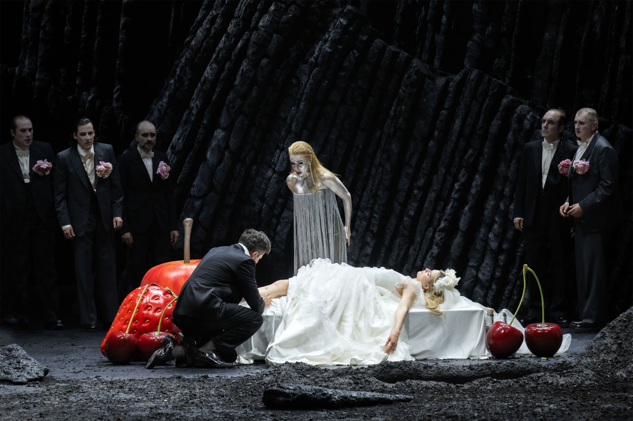 Krystian Adam (Orfeo), Miriam Kutrowatz (Euridice) und Josè Maria Lo Monaco (La musica) &copy; Monika Rittershaus