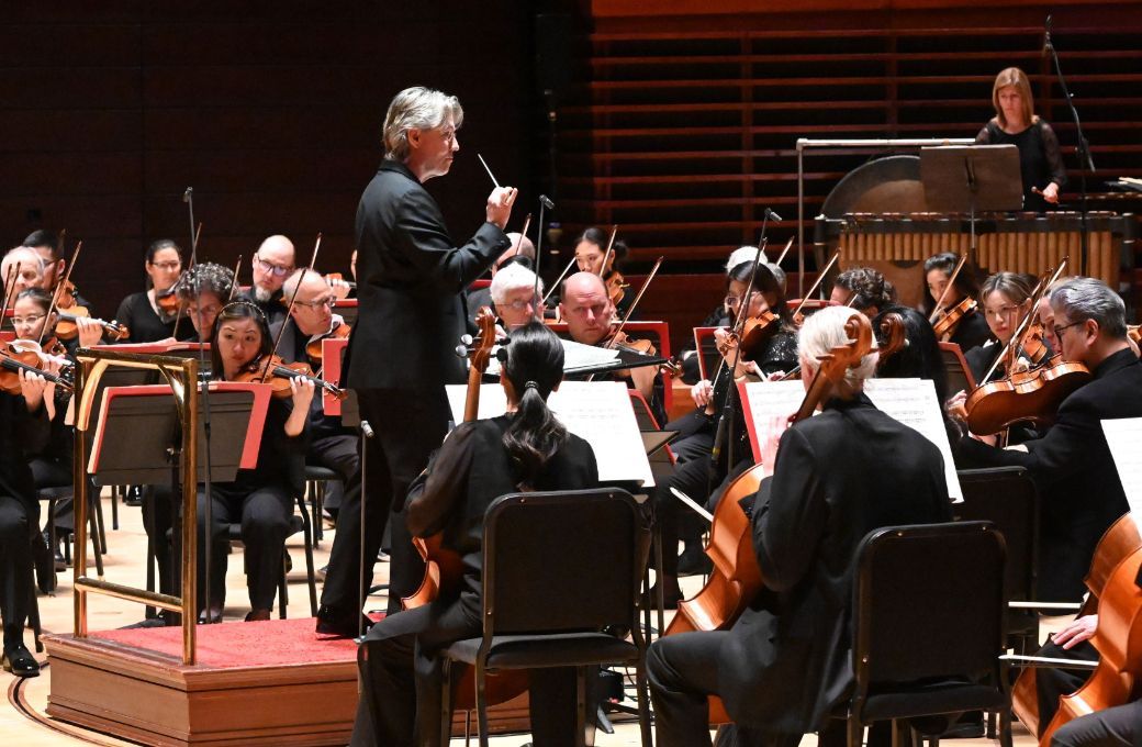 Esa-Pekka Salonen conducts the Philadelphia Orchestra © Pete Checchia