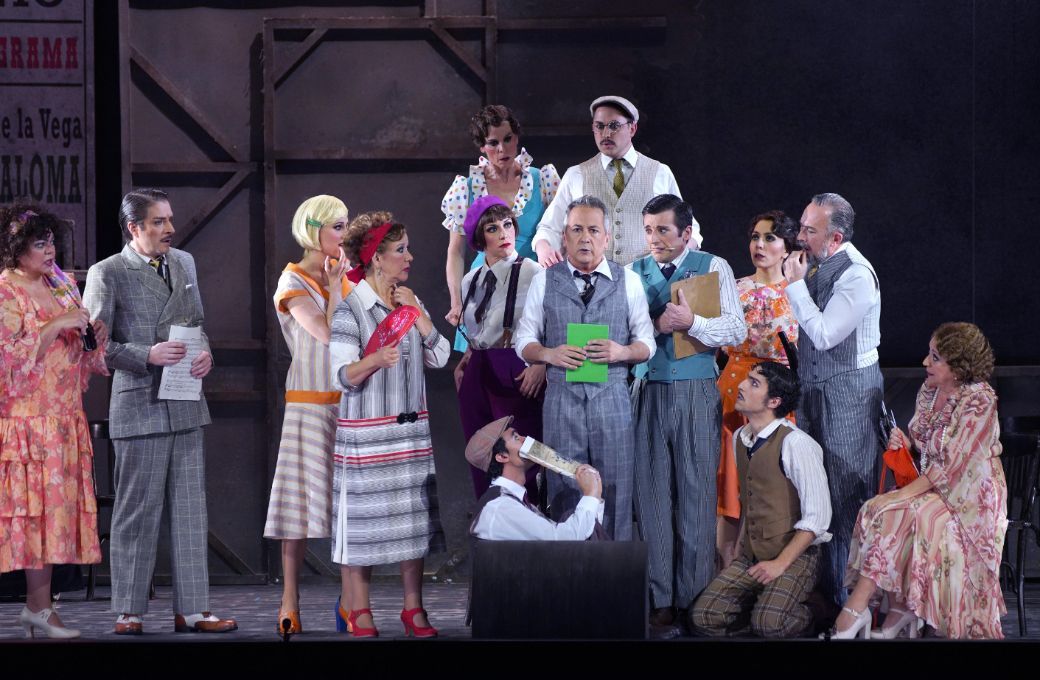 Escena del pr&oacute;logo de &Aacute;lvaro Tato <i>Adi&oacute;s, Apolo</i> &copy; Elena del Real | Teatro de la Zarzuela
