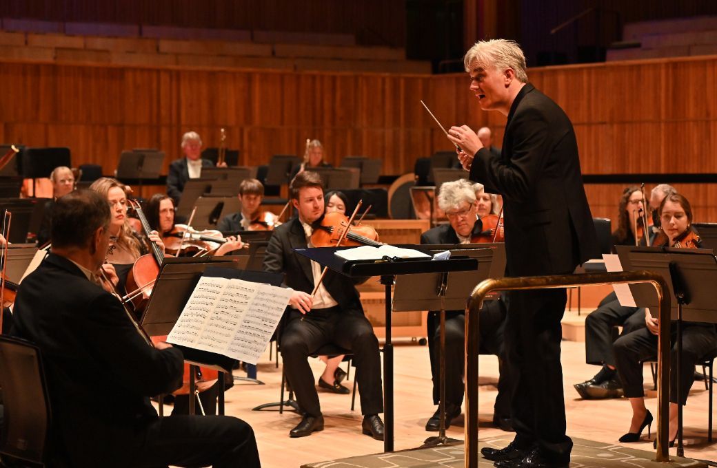 Edward Gardner conducts the London Philharmonic Orchestra © Mark Allan
