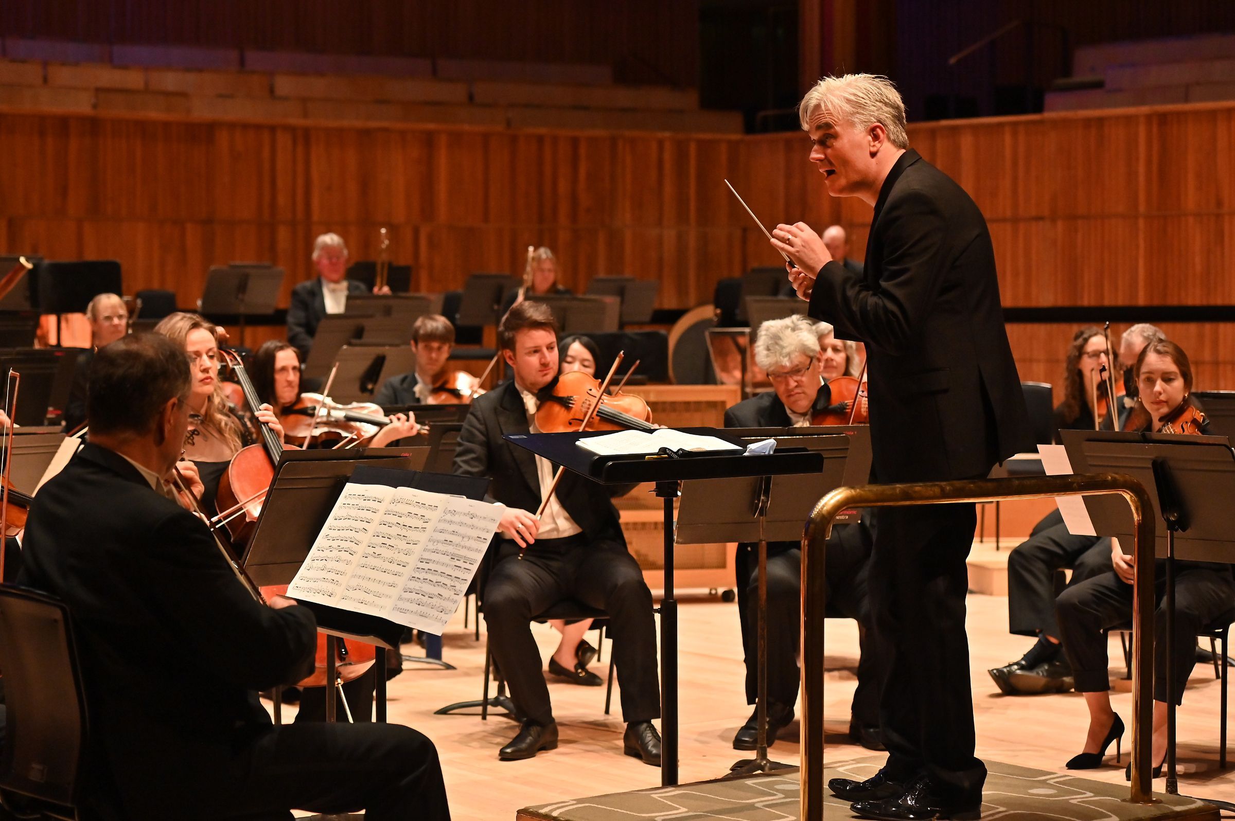 Edward Gardner conducts the London Philharmonic Orchestra &copy; Mark Allan