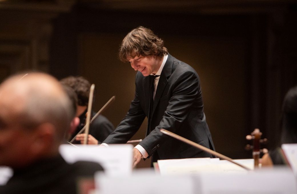 Maxim Emelyanychev, à la tête du Scottish Chamber Orchestra &copy; Christopher Bowen