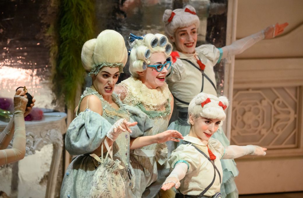 Isabella Gaudí (Clorinda), Marina Pinchuk (Tisbe) y Maria Kataeva (Angelina) © A. Bofill | Gran Teatre del Liceu