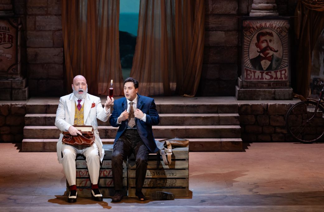 Peter K&aacute;lm&aacute;n (Dulcamara) and Mihails Čuļpajevs (Nemorino) &copy; Agnese Zeltiņa | Latvian National Opera