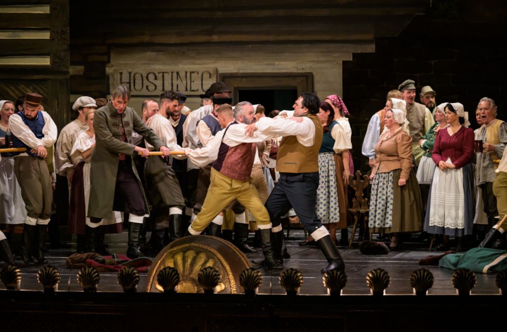 Franti&scaron;ek Zahradn&iacute;ček (Malina), Adam Plachetka (Kalina) and the National Theatre Chorus &copy; Serghei Gherciu