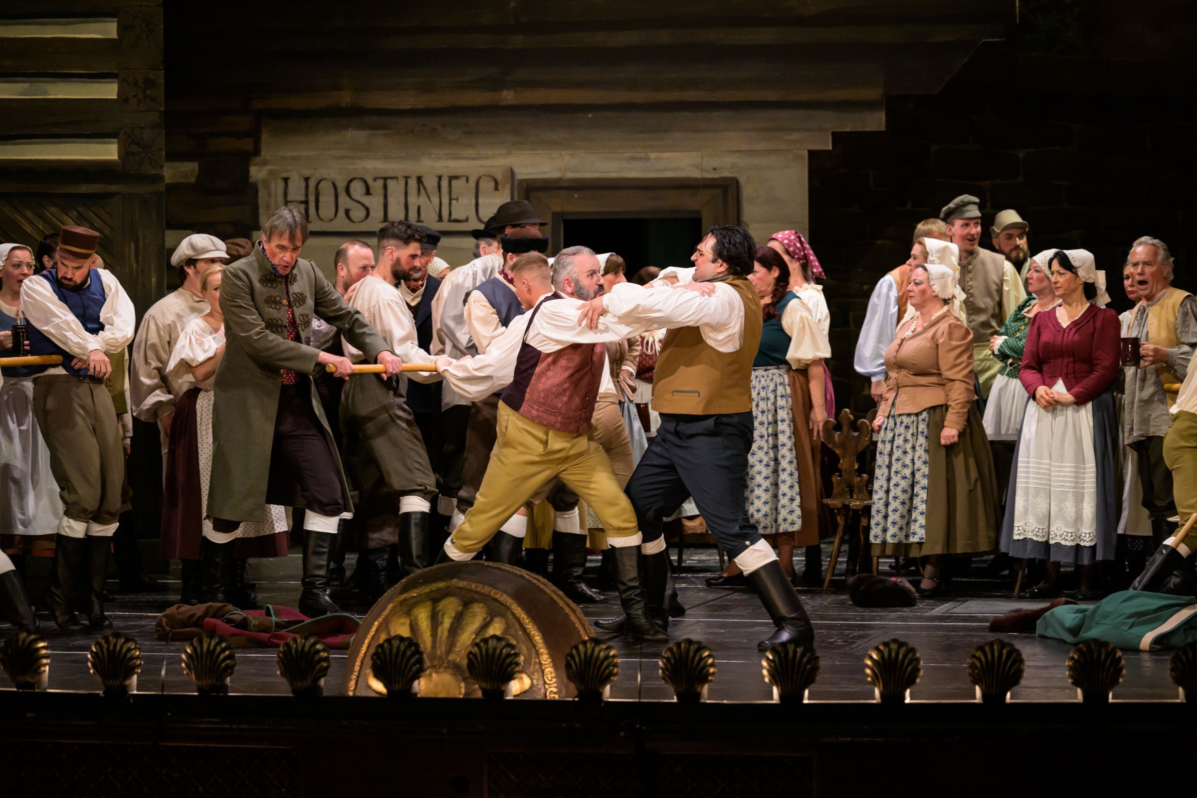 František Zahradníček (Malina), Adam Plachetka (Kalina) and the National Theatre Chorus &copy; Serghei Gherciu