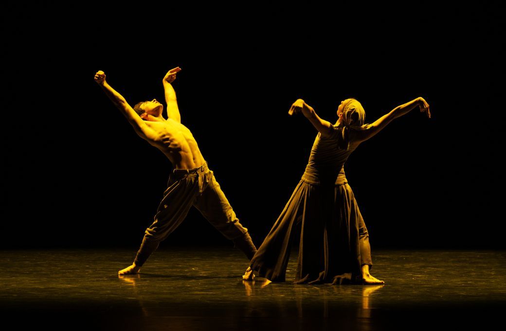 Jose Mar&iacute;a Lorca Mench&oacute;n and Anna-Babette Winkler in Akram Khan's <i>Dust</i> &copy; Laurent Liotardo
