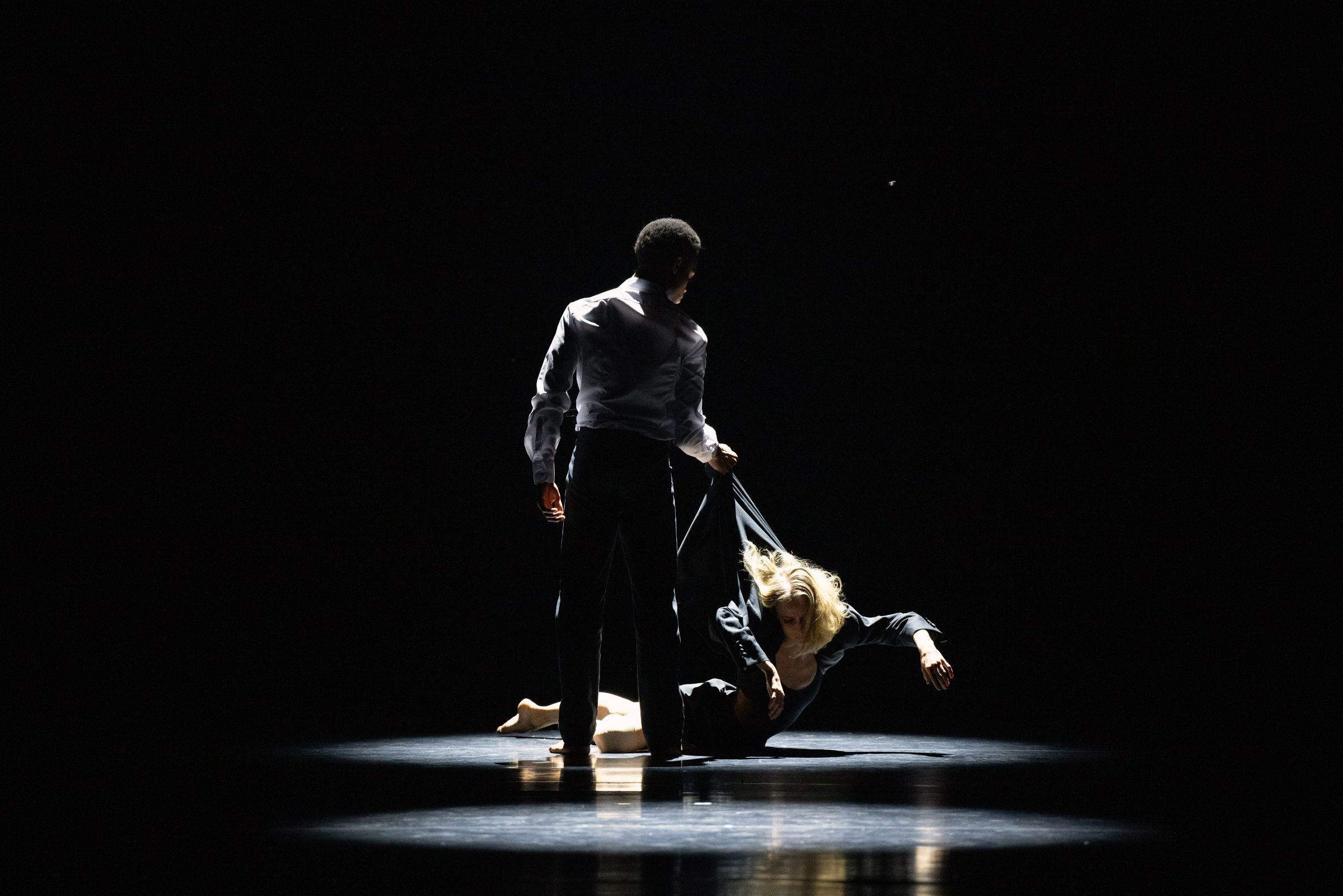 Thiago Pereira and Breanna Foad in Ching-Ying Chien's <i>Penrose</i> &copy; Laurent Liotardo