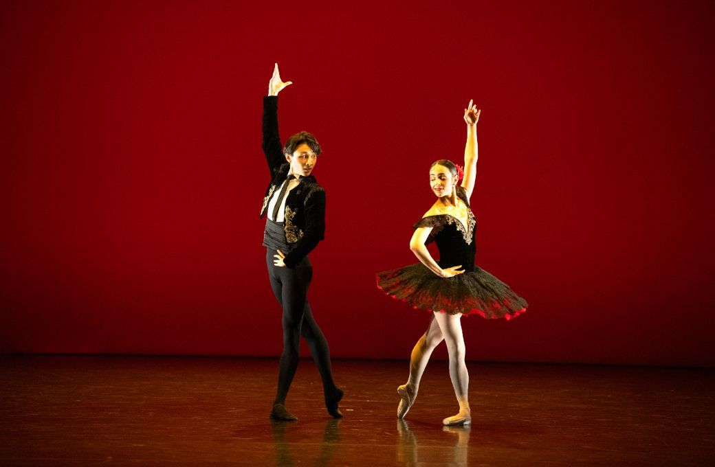 Shunhei Fuchiyama and Anna Ciriano in the pas de deux from <i>Don Quixote</i> &copy; Laurent Liotardo