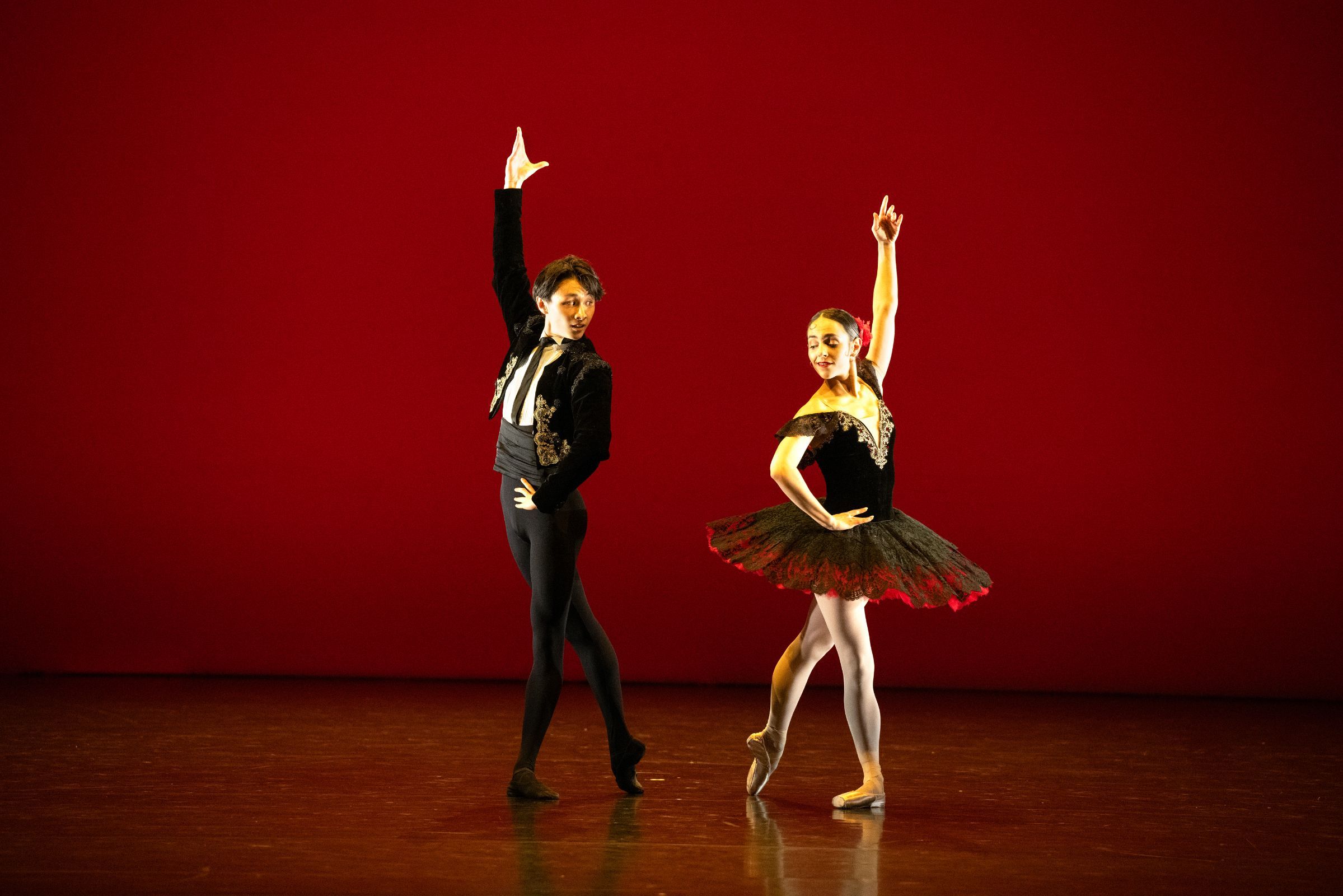 Shunhei Fuchiyama and Anna Ciriano in the pas de deux from <i>Don Quixote</i> &copy; Laurent Liotardo