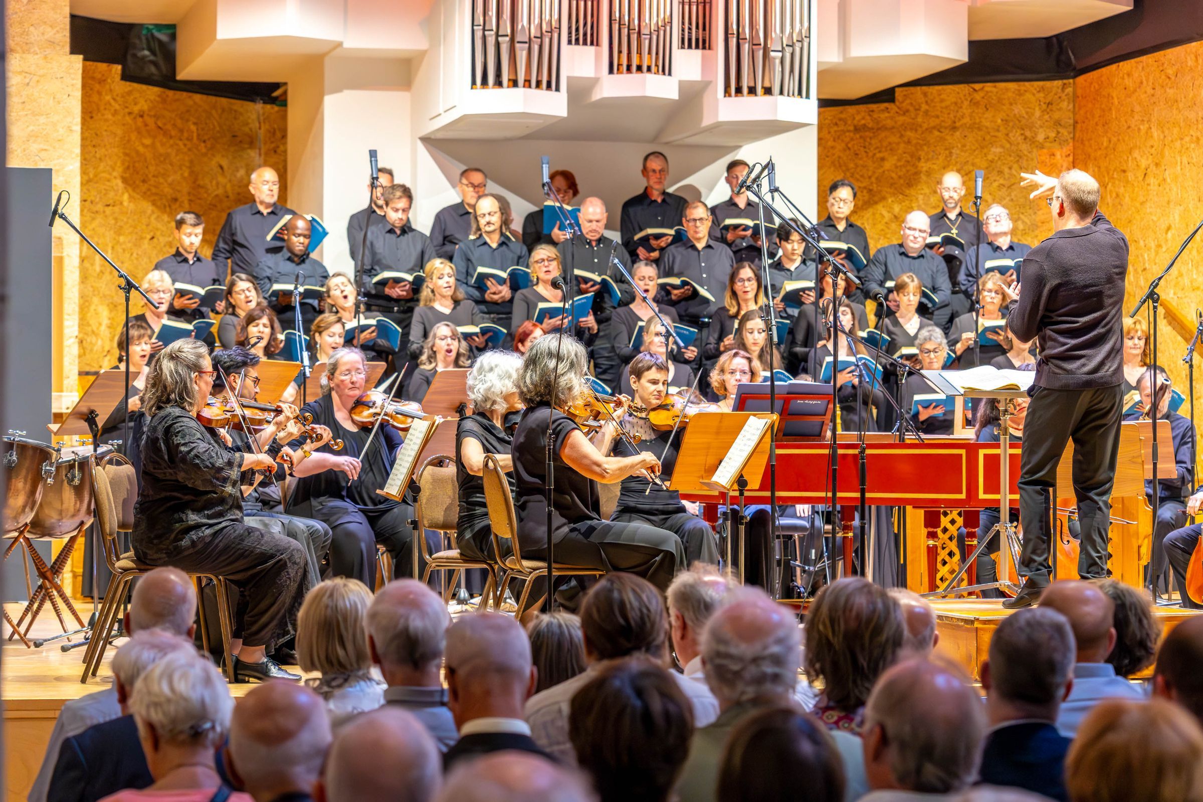 Philipp Ahmann conducts the MDR Rundfunkchor and Leipzig Baroque Orchestra &copy; Thomas Ziegler