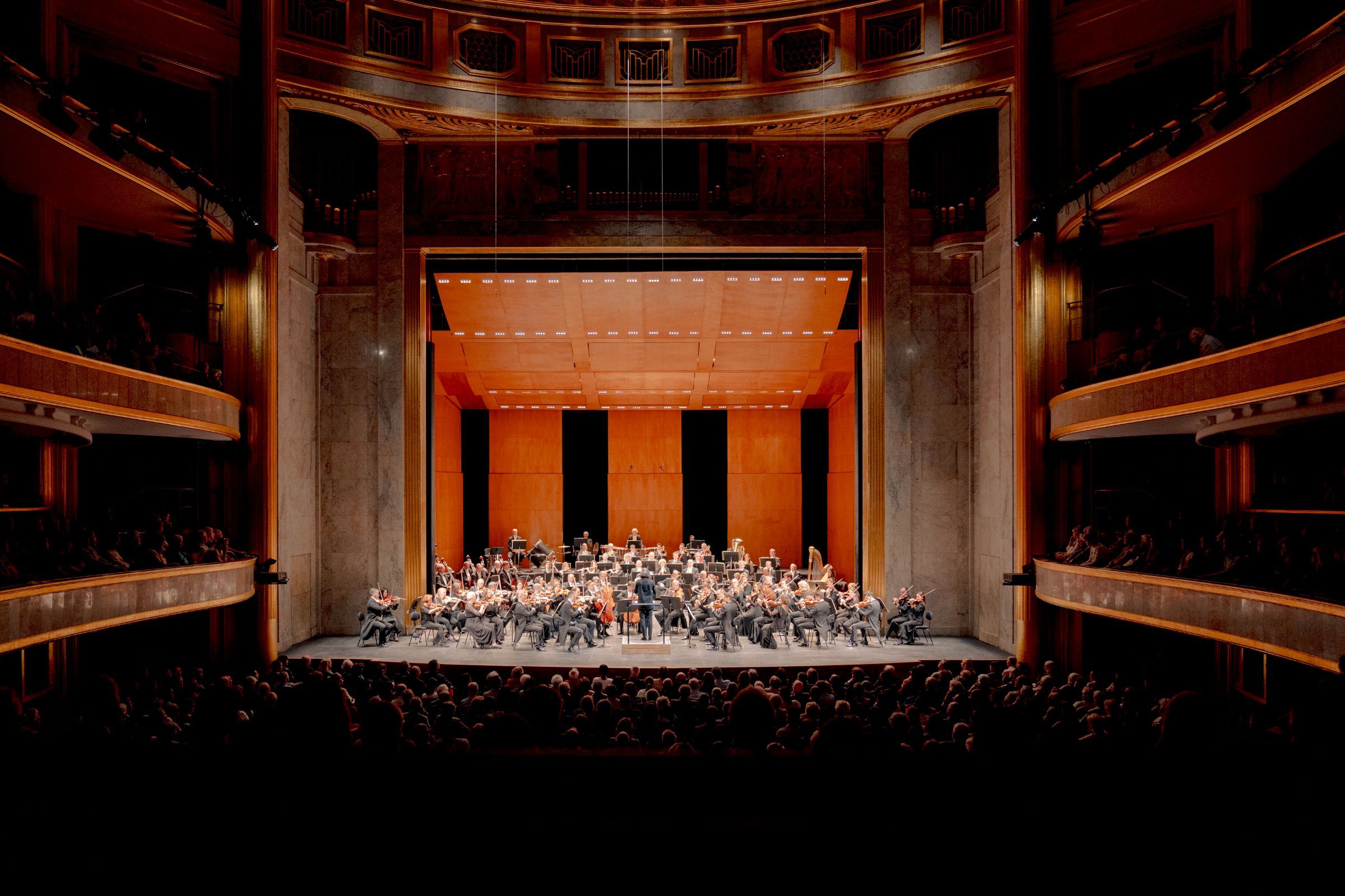 Marie Jacquot dirige la Staatskapelle de Dresde au Théâtre des Champs-Élysées © Markenfotografie