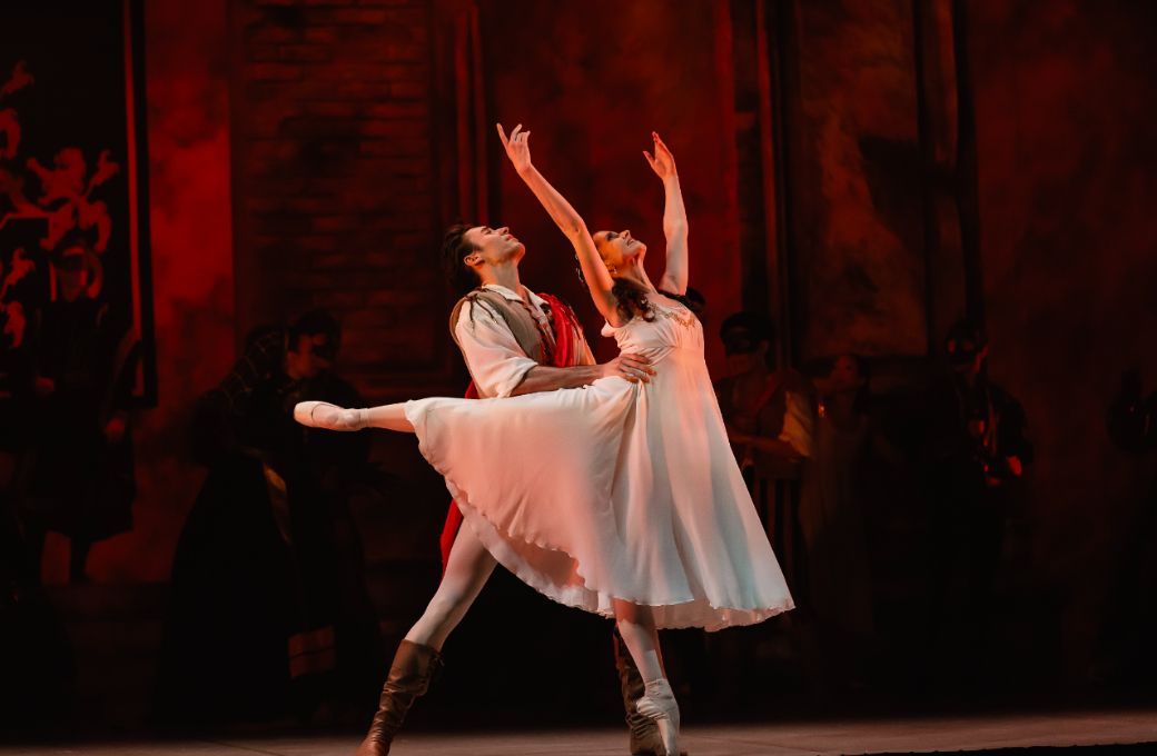 Dominique Larose as Juliet and Joseph Taylor as Romeo in <i>Romeo & Juliet</i> © Emily Nuttall