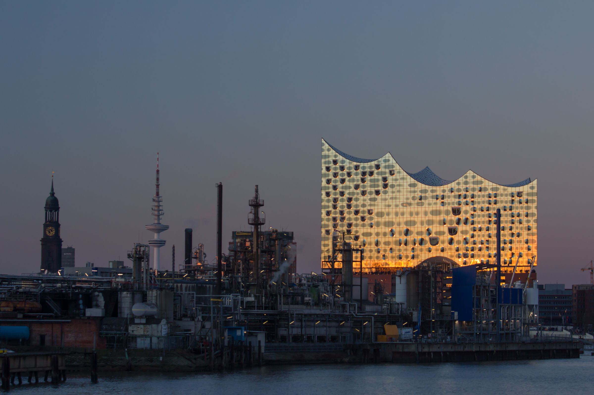 Die Elbe und die Elbphilharmonie, Hamburg &copy; Christoph 83hr3nd5 | Flickr