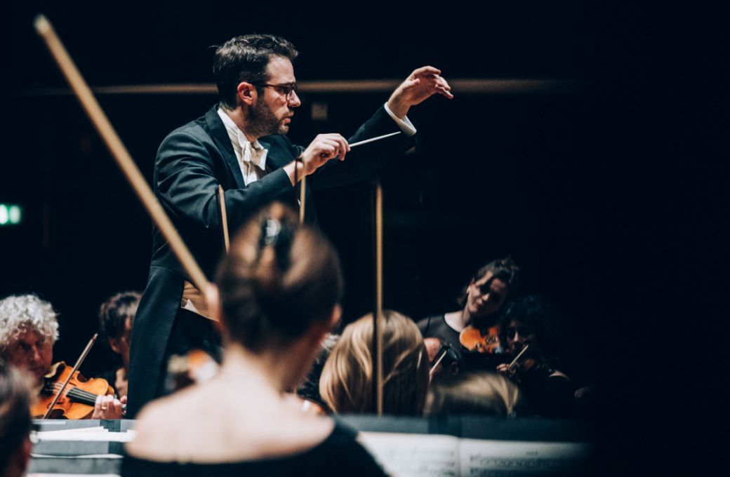 Dinis Sousa dirige l'Orchestre Révolutionnaire et Romantique à la Philharmonie © Ondine Bertrand / Cheeese