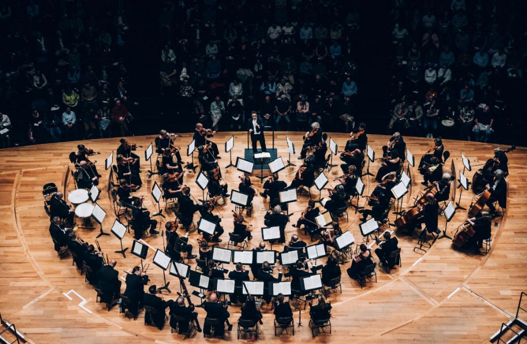 Dinis Sousa dirige l'Orchestre Révolutionnaire et Romantique à la Philharmonie © Ondine Bertrand / Cheeese