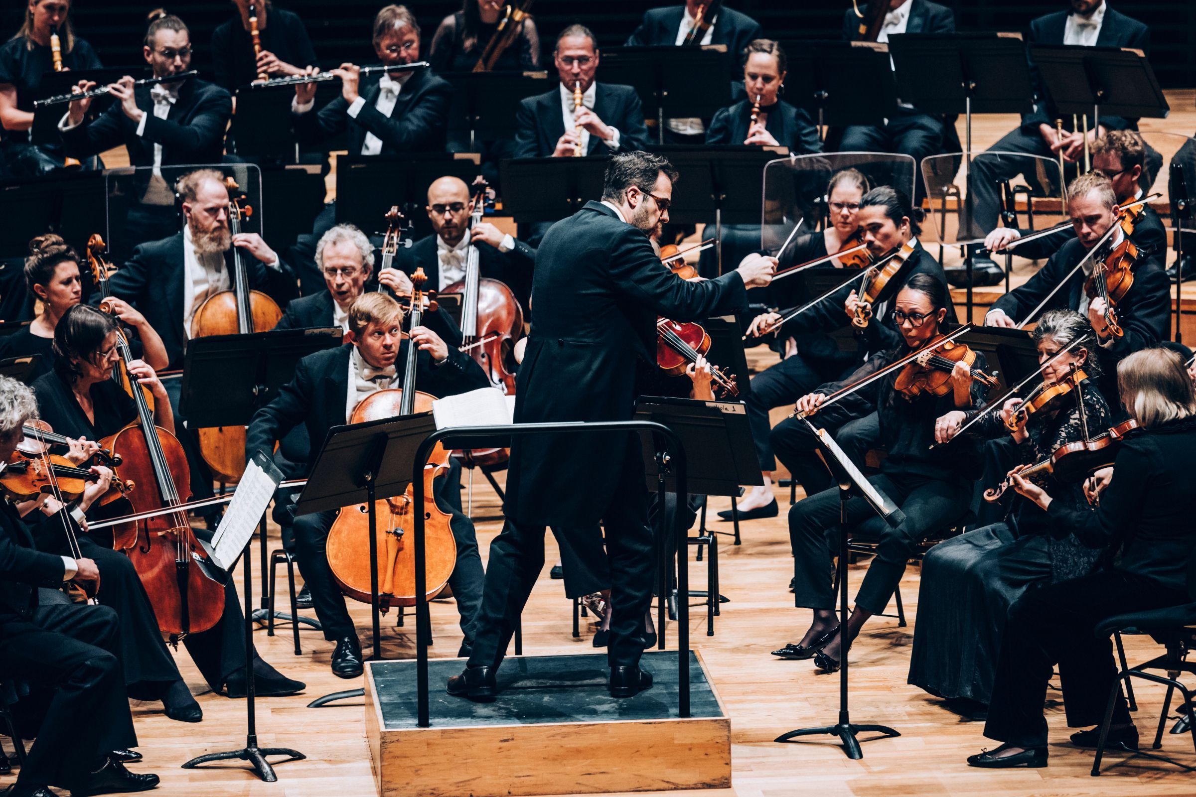 Dinis Sousa dirige l'Orchestre Révolutionnaire et Romantique à la Philharmonie © Ondine Bertrand / Cheeese