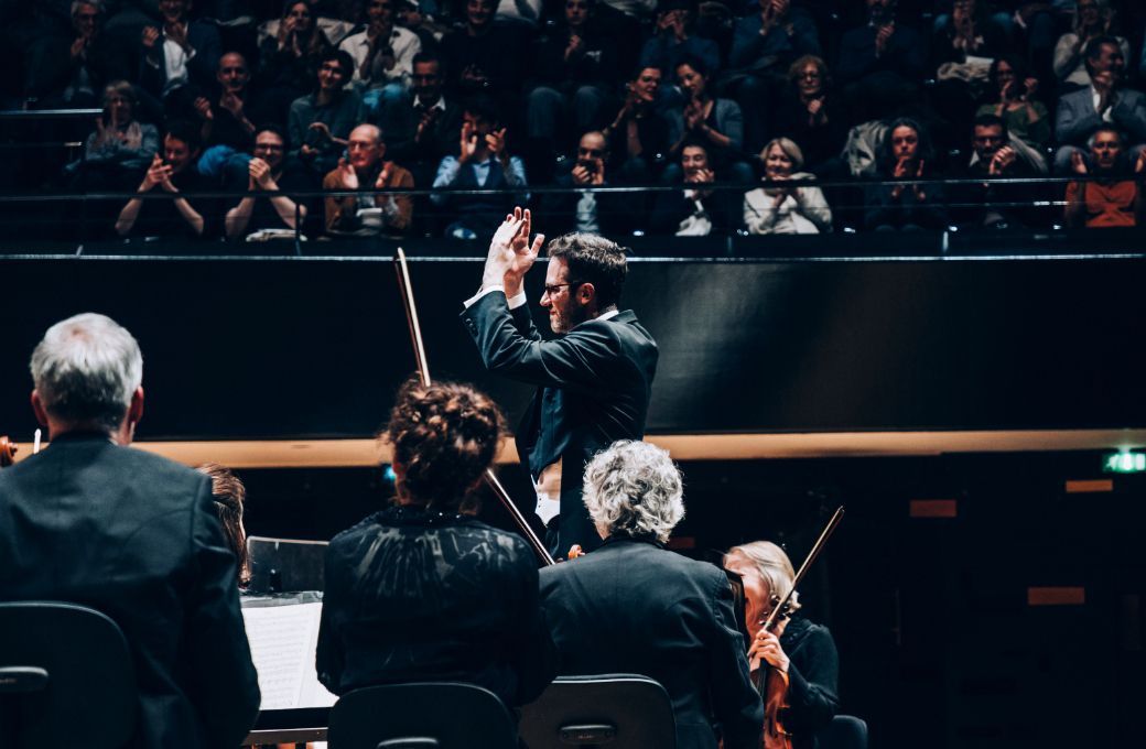Dinis Sousa applaudit l'Orchestre Révolutionnaire et Romantique © Ondine Bertrand / Cheeese