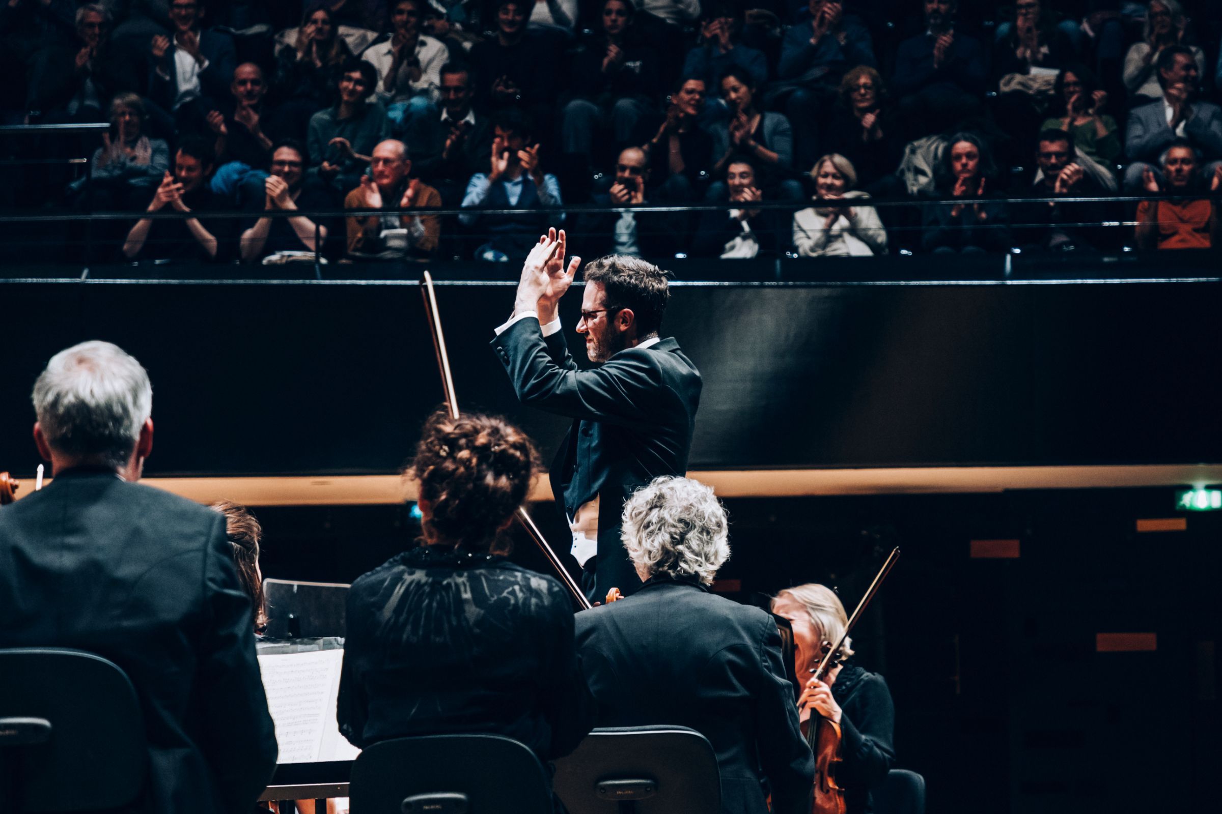 Dinis Sousa applaudit l'Orchestre Révolutionnaire et Romantique © Ondine Bertrand / Cheeese