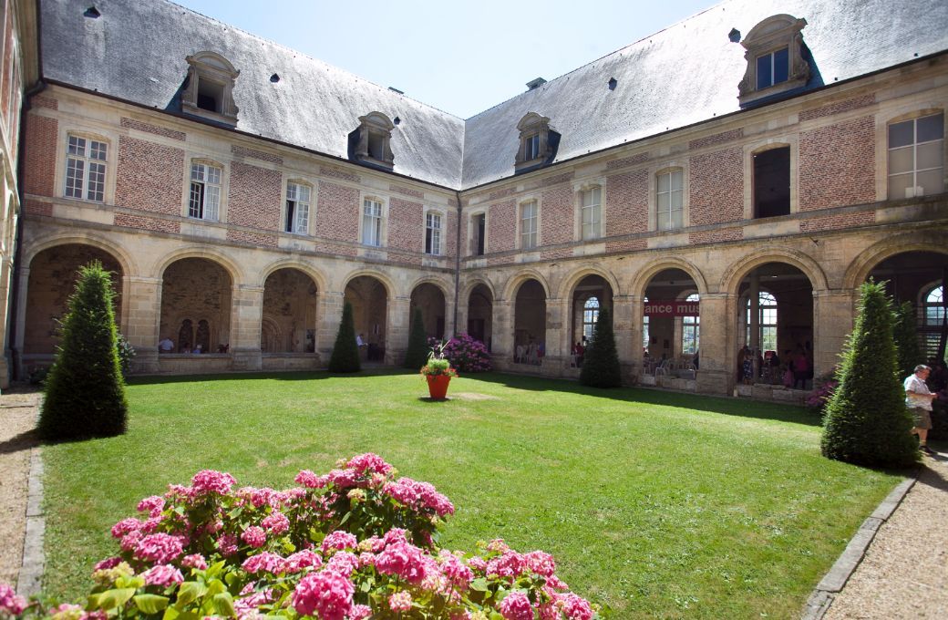 Le clo&icirc;tre de l'Abbaye de Saint-Michel en Thi&eacute;rache &copy; FX D&eacute;ssirier