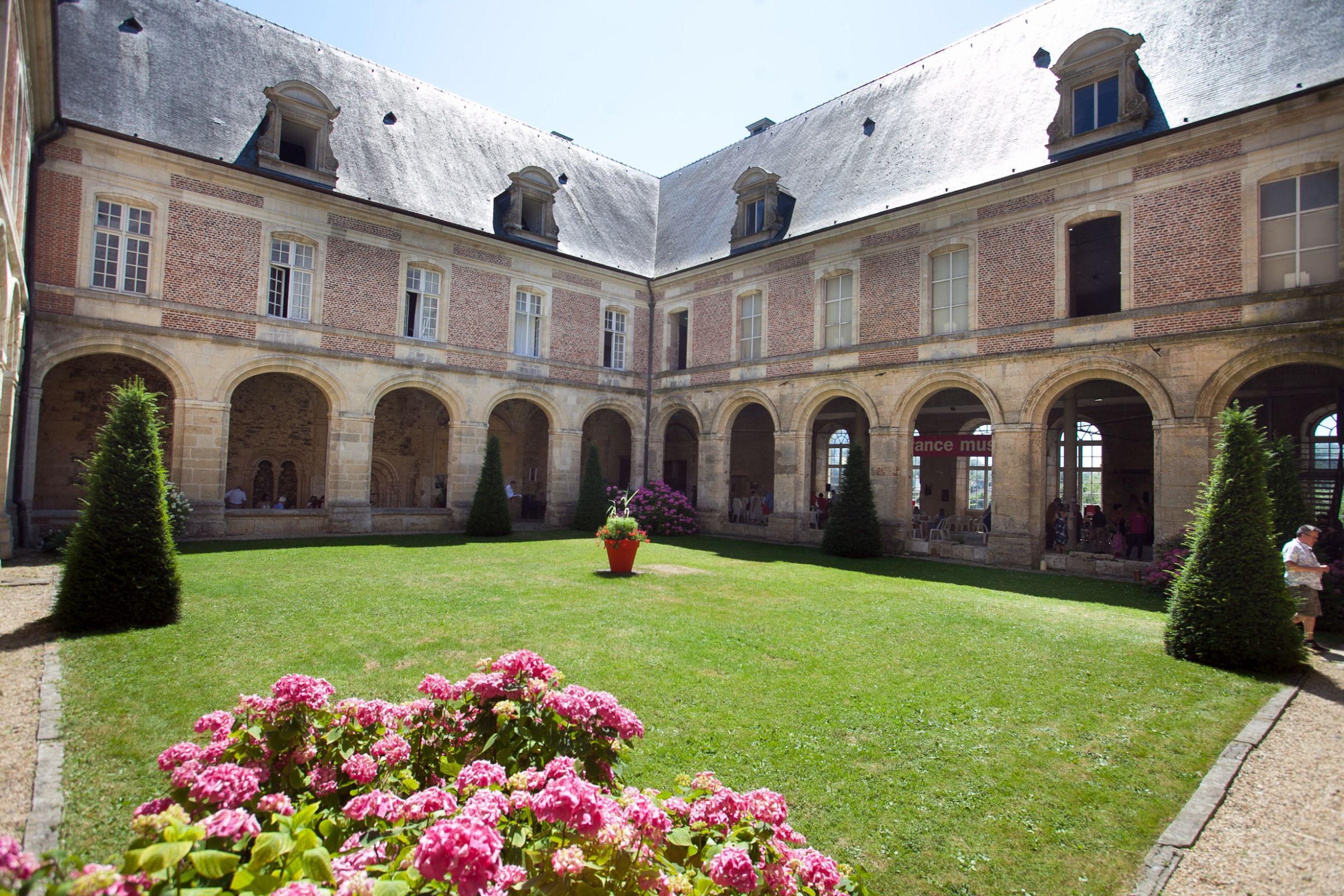 Le cloître de l'Abbaye de Saint-Michel en Thiérache &copy; FX Déssirier