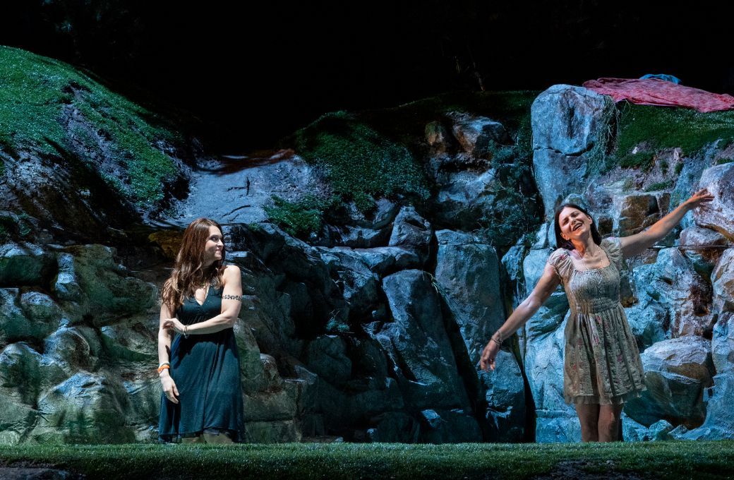 Serena Gamberoni (Fiordiligi) and Daniela Pini (Dorabella) &copy; Rikimaru Hotta | New National Theatre, Tokyo