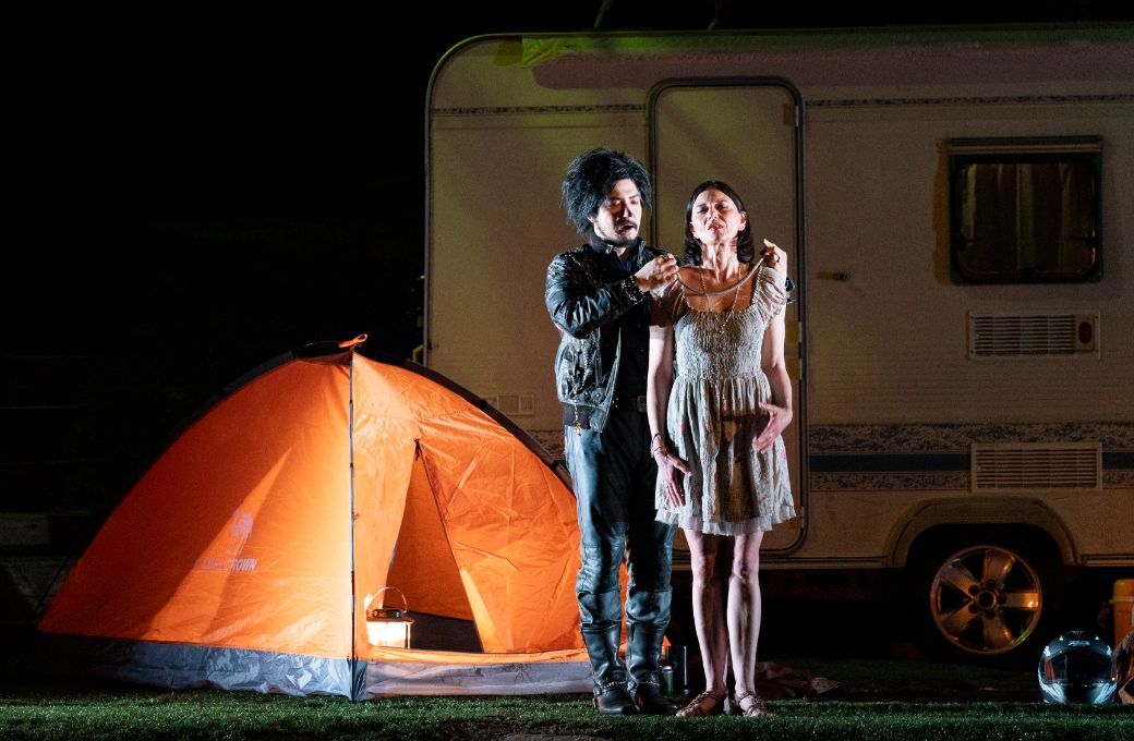 Takaoki Onishi (Guglielmo) and Daniela Pini (Dorabella) &copy; Rikimaru Hotta | New National Theatre, Tokyo