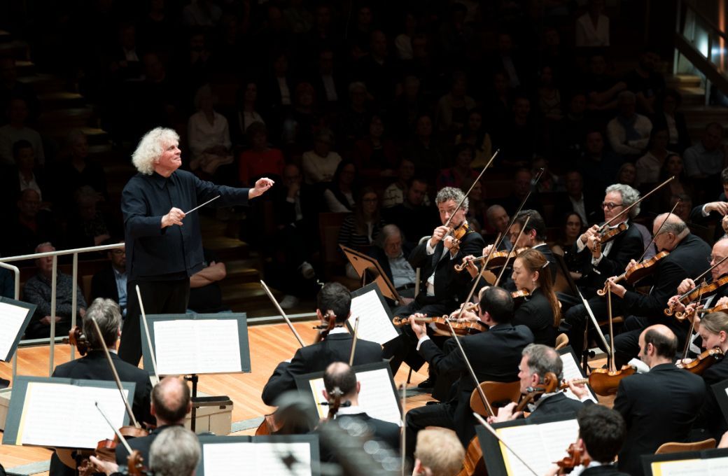 Sir Simon Rattle conducts the Berliner Philharmoniker © Lena Laine