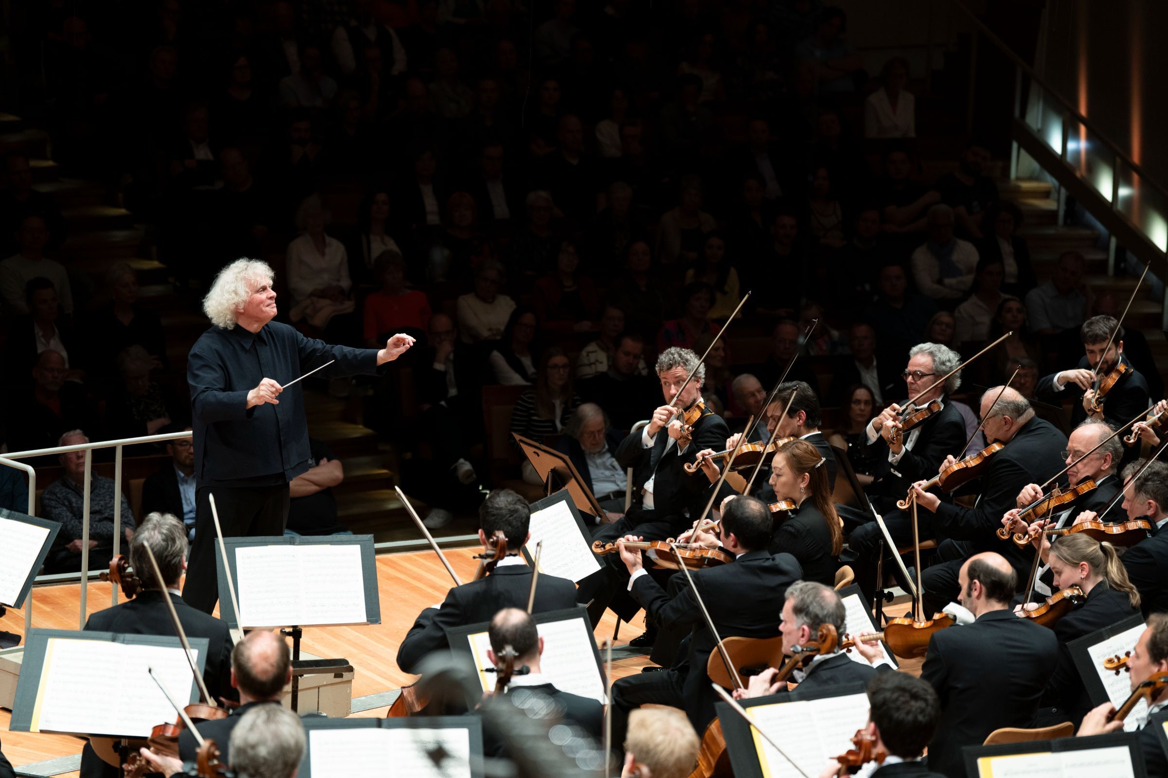Sir Simon Rattle conducts the Berliner Philharmoniker © Lena Laine