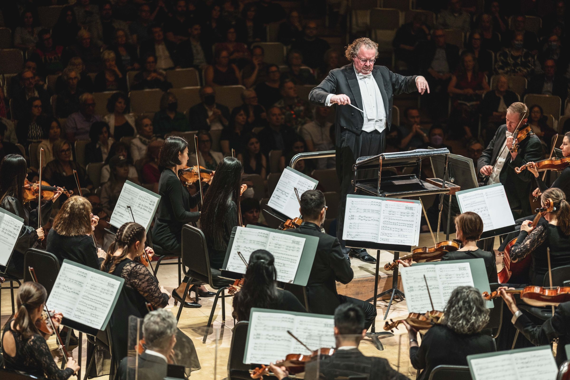 Stéphane Denève conducts the Toronto Symphony Orchestra &copy; Jae Yang