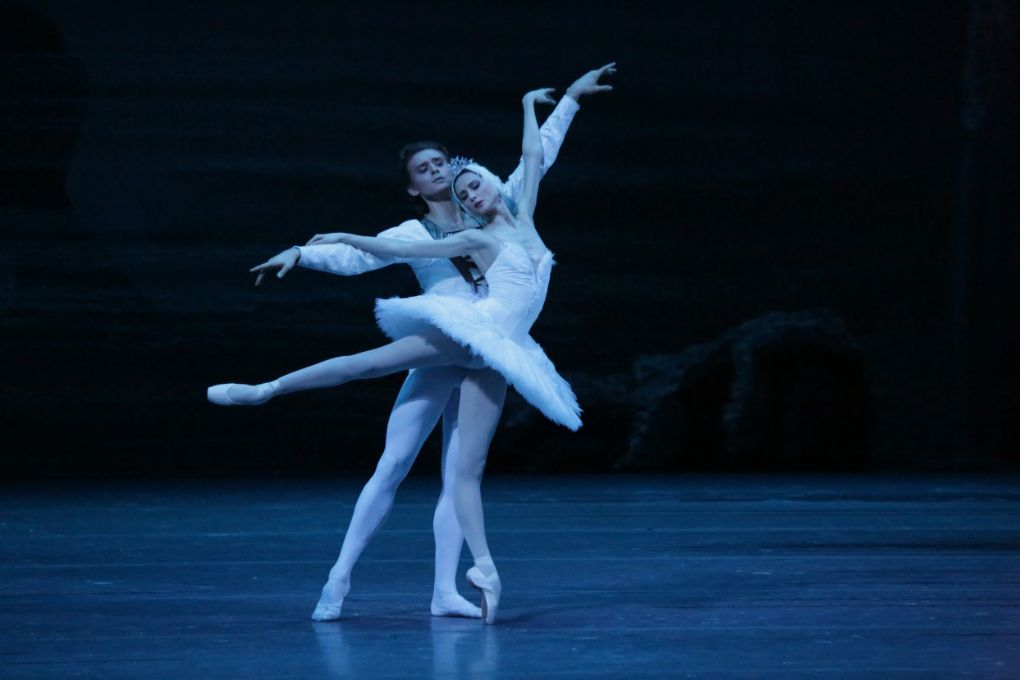 Svetlana Zakharova (Odette) and Denis Rodkin (Siegfried) in <i>Swan Lake</i> © Damir Yusupov | Bolshoi Ballet
