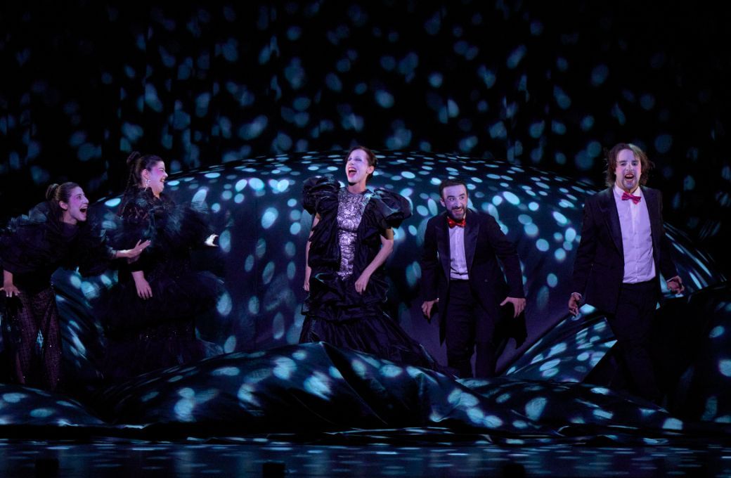 En el centro, Lidia Vinyes-Curtis (Alcina), Francisco Fernández-Rueda (Nettuno) y miembros del coro. © Pablo Lorente | Teatros del Canal