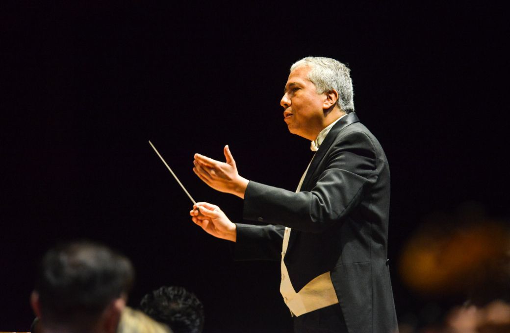El director Ludwig Carrasco &copy; Música UNAM | Paola F. Rodríguez