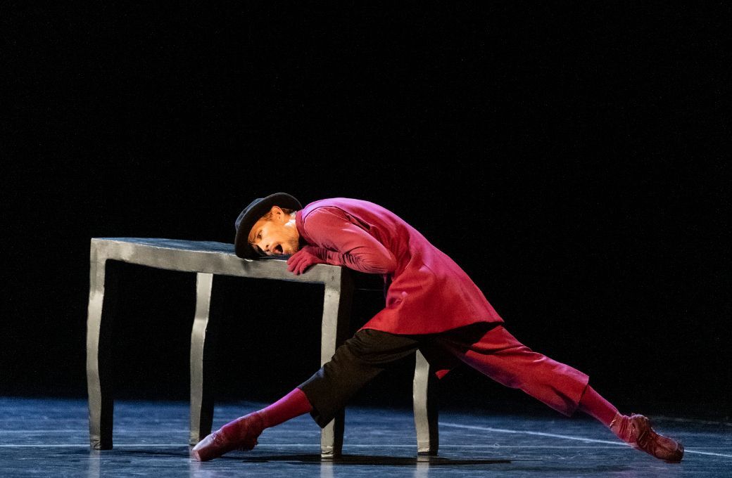 Silas Henriksen as Man on Pointe in Mats Ek's <i>She was black</i> © Erik Berg