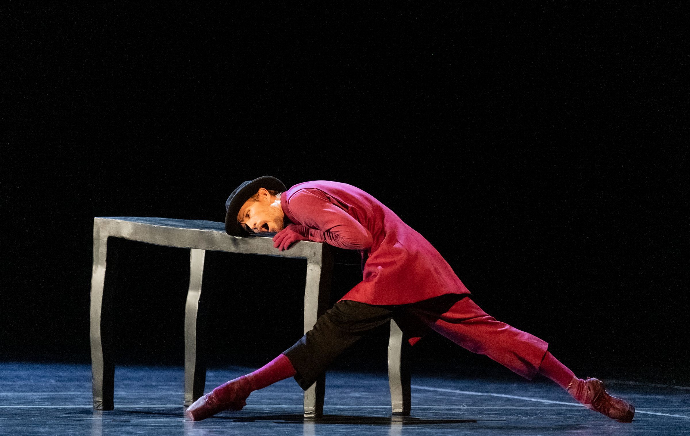 Silas Henriksen as Man on Pointe in Mats Ek's <i>She was black</i> © Erik Berg